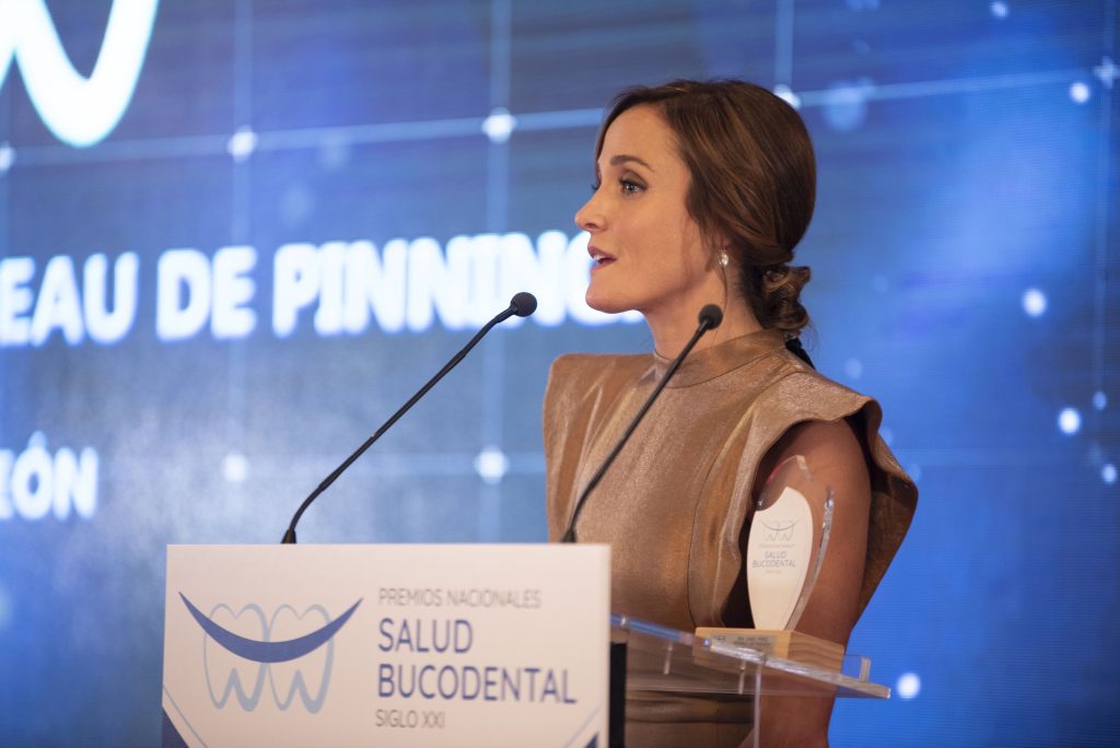 La Doctora Isabel Pérez Perreau de Pinninck Recibe Un Premio Nacional de Odontología En Madrid