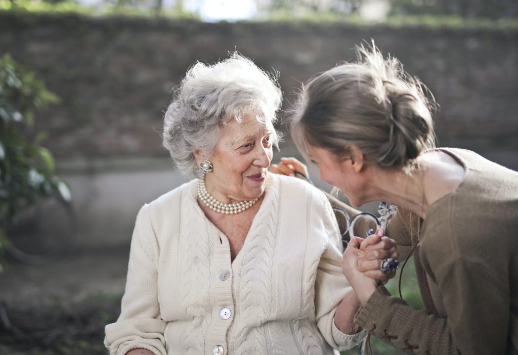 Los mejores tratamientos para reponer piezas dentales en la tercera edad